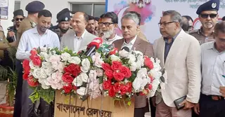 এবারের ঈদযাত্রা হবে নির্বিঘ্ন, ট্রেনের ছাদে ওঠার সব পথ বন্ধ: রেলমন্ত্রী